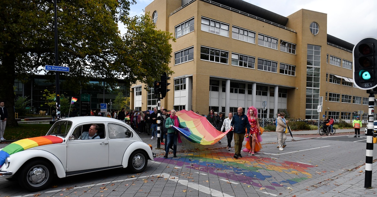 Enschede trapt Regenboogdagen af met kleurrijke optocht in het centrum