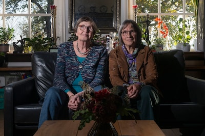 Als de nacht valt, bellen Dini en Quirine aan bij onbekende voordeuren: ‘Ik vergeet nooit meer wat hij tegen me zei’