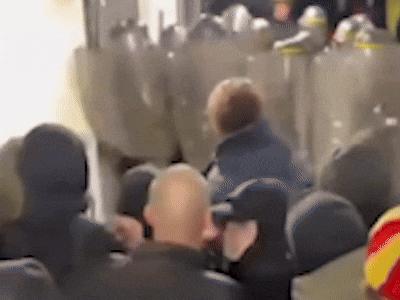 Beelden laten stevige confrontatie zien tussen Franse ME en supporters Go Ahead Eagles: ‘Nog nooit m