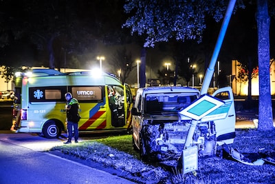 Busje botst op lantaarnpaal op Phileas Foggstraat in Emmen
