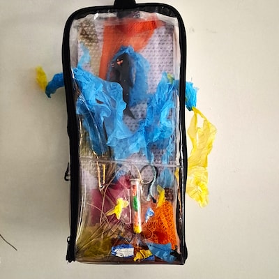 In Leusden staat ineens een ‘schorpiant’: moeder en zoon openen bijzondere expositie over plastic so