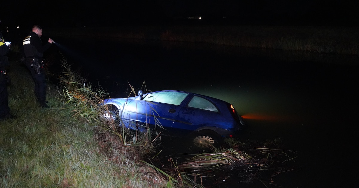 Politie treft auto aan in sloot, bestuurder neemt de benen