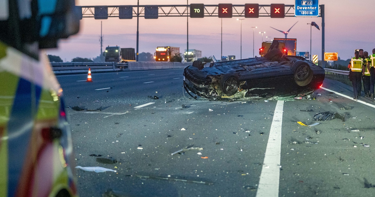 Auto slaat over de kop na botsing met vrachtwagen op A1 bij Deventer