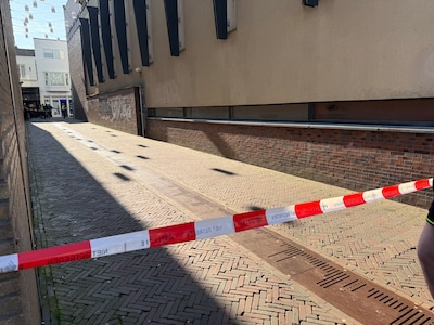 Politie sluit straat langs Hema in centrum Deventer af na melding van vechtpartij
