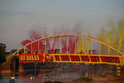 Fans GA Eagles klaar voor het nieuwe seizoen: grote sfeeractie op Wilhelminabrug