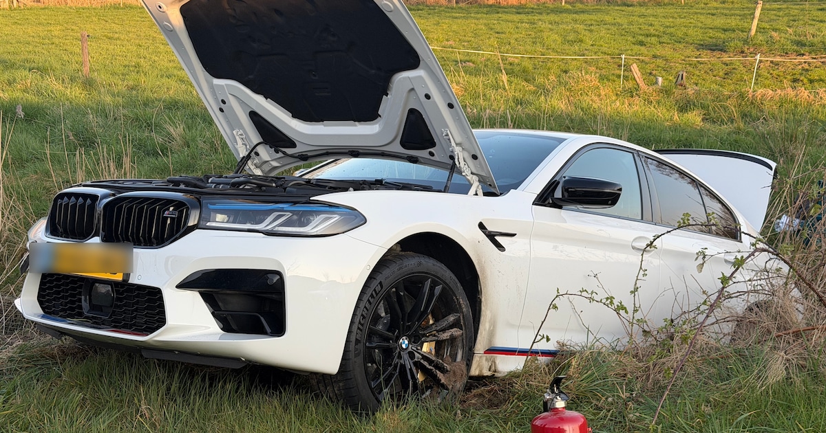 Auto glijdt van de weg in Ermelo en belandt in sloot