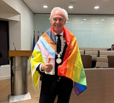 Raadslid stelt vragen over de regenboogvlag, burgemeester slaat hem meteen om zijn schouders