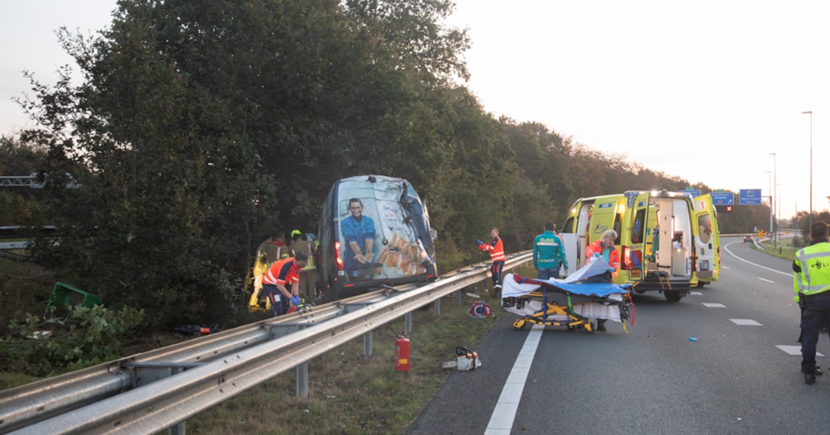Gewonde na crash bestelbus op A27 bij Eemnes, vertraging door herstel vangrails