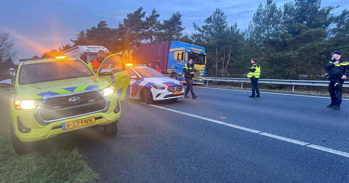 Vrachtwagen botst tegen vangrail op A28 bij Doornspijk, bestuurder naar ziekenhuis