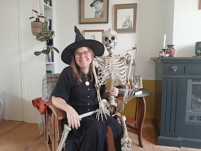 Eve (38) maakt van haar stek een groot spookhuis: ‘Ik mis niets aan Amerika, behalve Halloween’