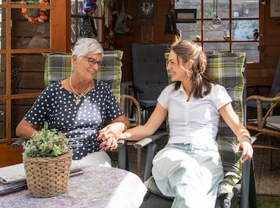 Tijdens het boodschappen doen, pakt Lianne altijd de hand van haar oma vast: ‘Daar geniet ik van’