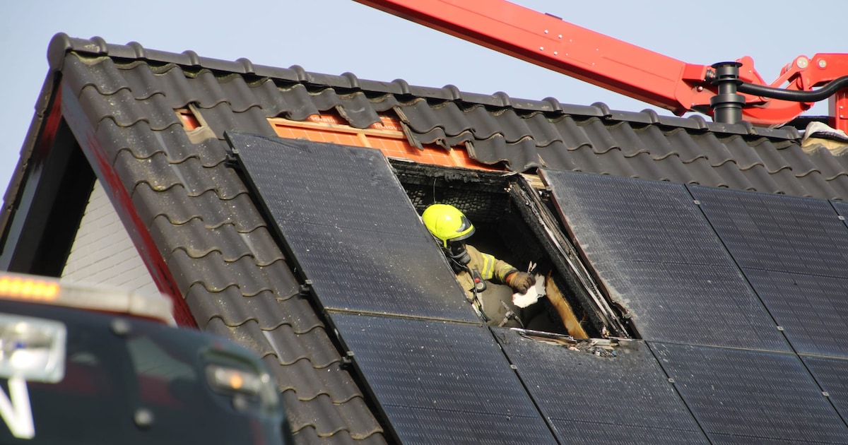 Zonnepanelen en dak zwaar beschadigd door woningbrand in Voorthuizen