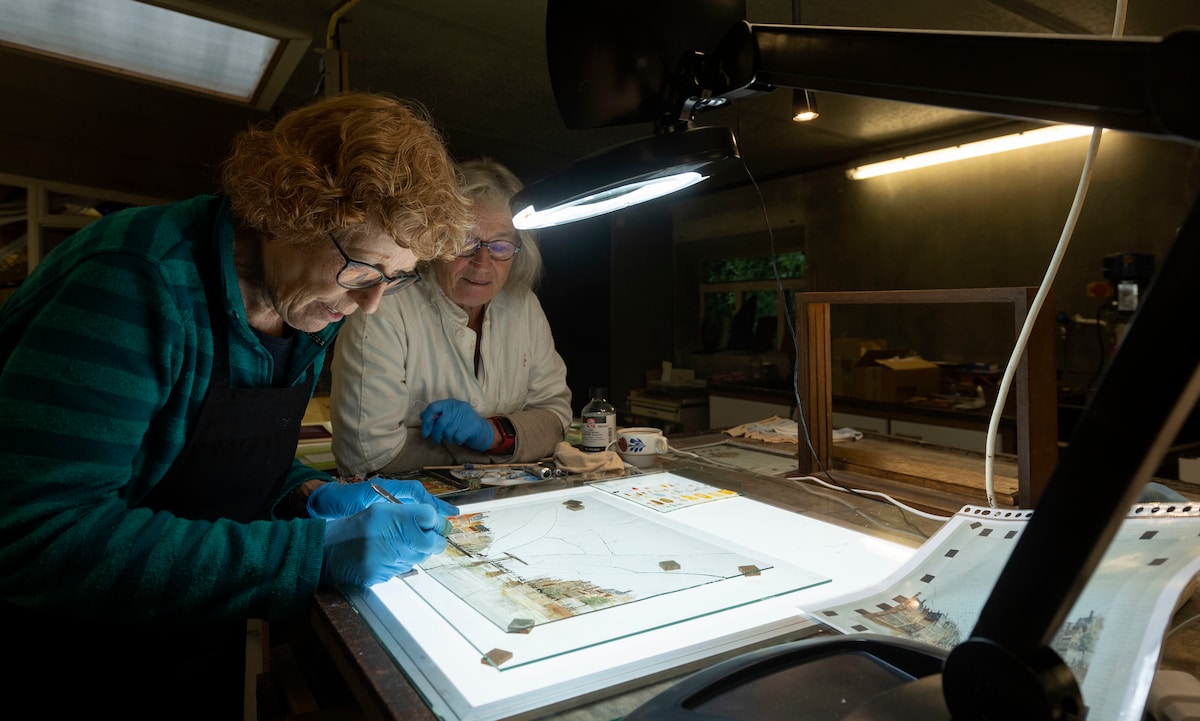 Betty Bulthuis aan het werk in haar atelier. Verspecialist Jitske Rinsma kijkt mee. 