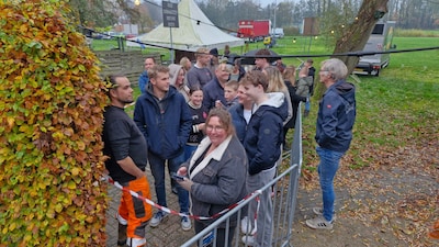 Ouderwets in de rij voor een kaartje, Zwarte Cross gaat analoog: ‘Ik had wel driehonderd man verwach
