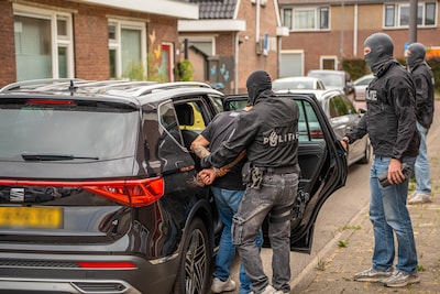 Arrestatieteam trekt verdachten uit woning in Velp in onderzoek naar afpersingszaak