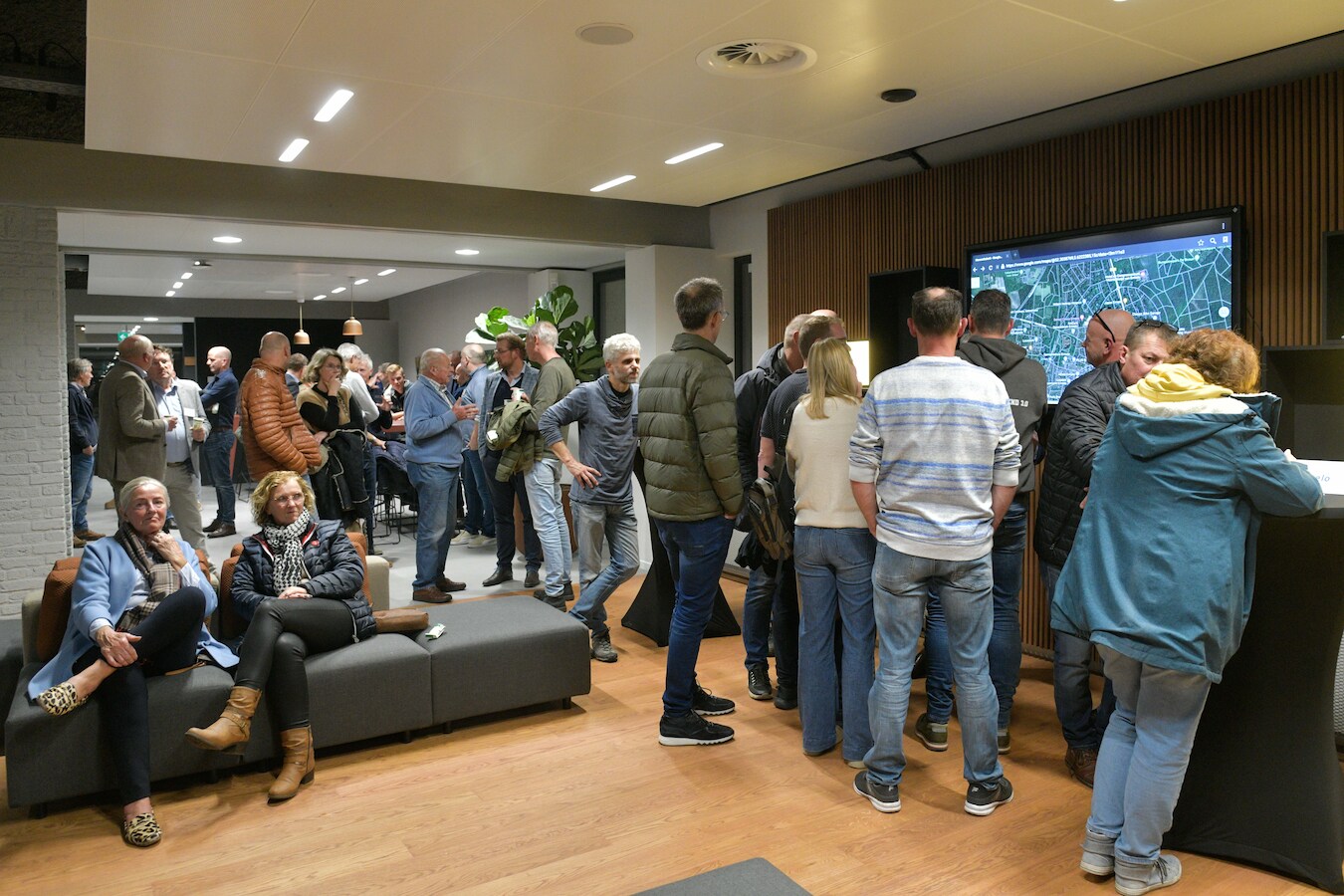 In het gemeentehuis van Ermelo werd de inloopavond over de vluchtelingenopvang druk bezocht.