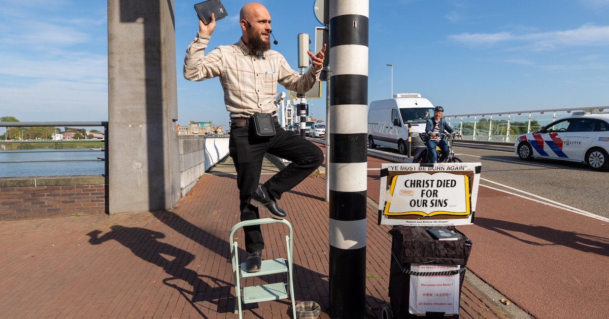 Robbie predikt vanaf z’n keukentrapje: ‘Sinterklaas gaat u niet redden ...
