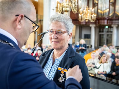 Marjan (63) krijgt lintje voor hulp aan agenten met rijangst: ‘Ik doe gewoon mijn werk’
