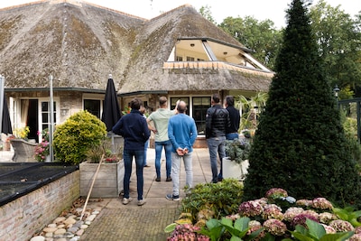 Bezoekers wensen Hennie van der Most sterkte, maar zijn dochter weet waarvoor ze echt komen