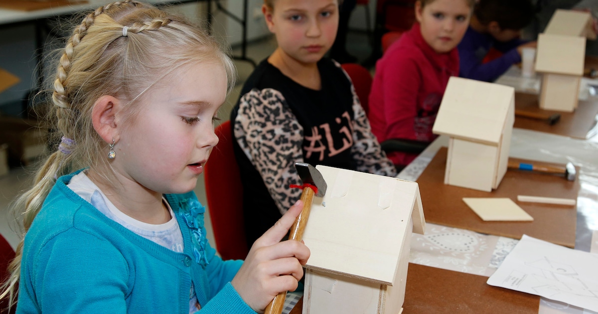 Struintuin in Leusden sluit speelseizoen af met nestkastjes timmeren
