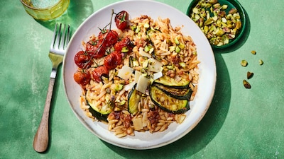 Wat Eten We Vandaag: Orzo met pesto pomodori en pistache