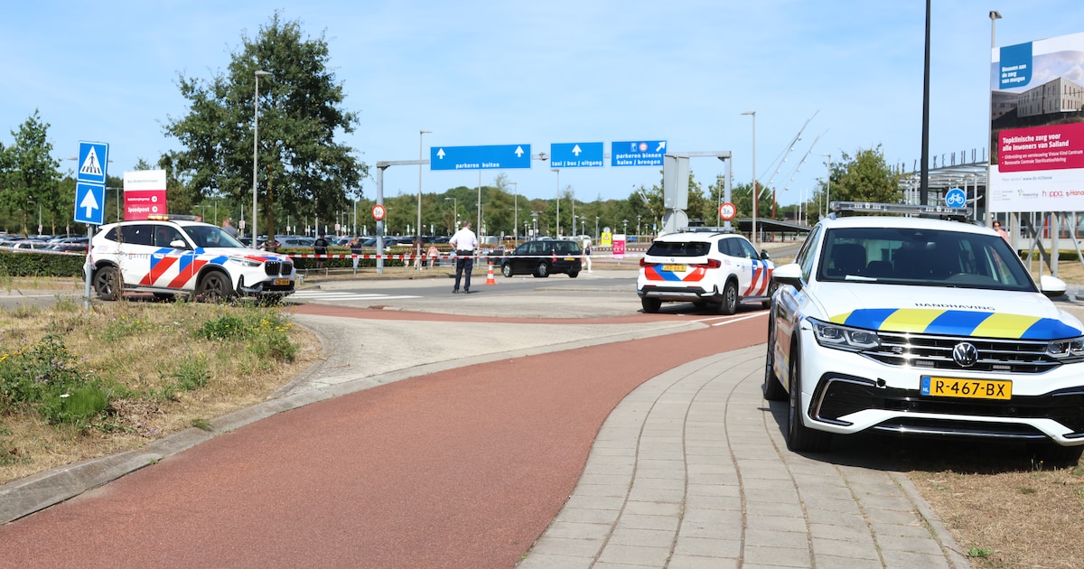 Voetganger gewond bij botsing met auto in Deventer