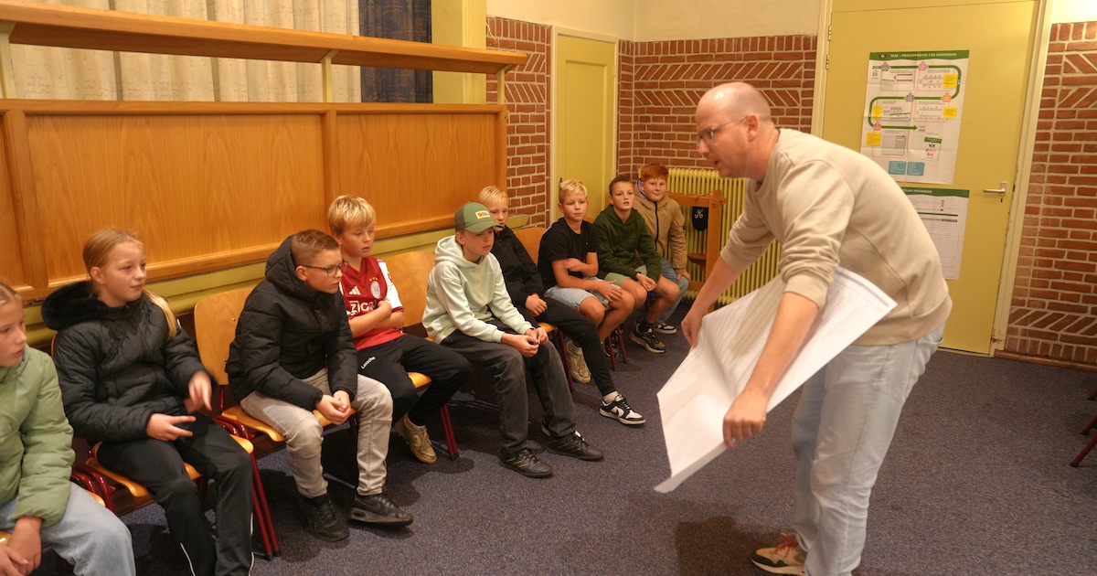 Meester Gertjan neemt leerlingen mee tijdens het stemmen: ‘Mensen reageerden verbaasd’