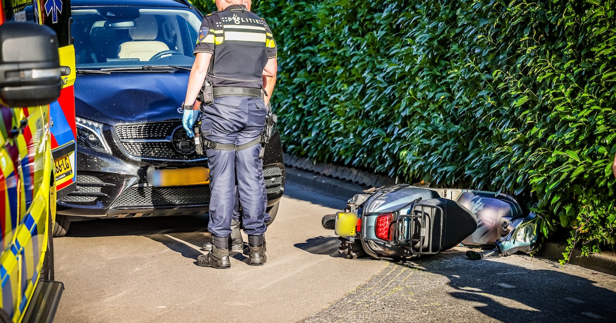 Scooterrijder raakt zwaargewond na aanrijding met busje in Emmen
