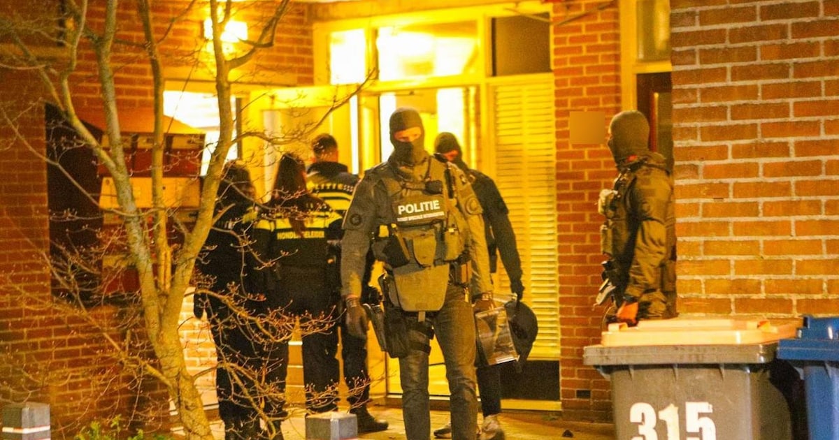 Zwaarbewapend arrestatieteam valt woning binnen in Apeldoorn, verdachte loopt later alsnog in handen