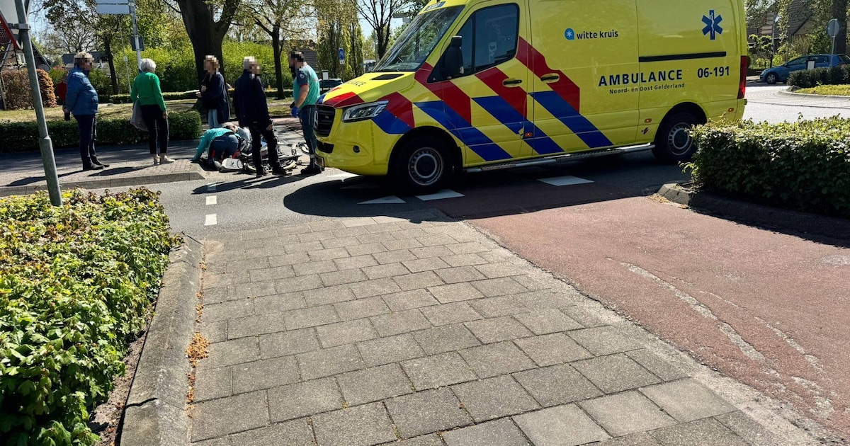 Automobilist rijdt overstekende fietsers aan op rotonde in Nunspeet