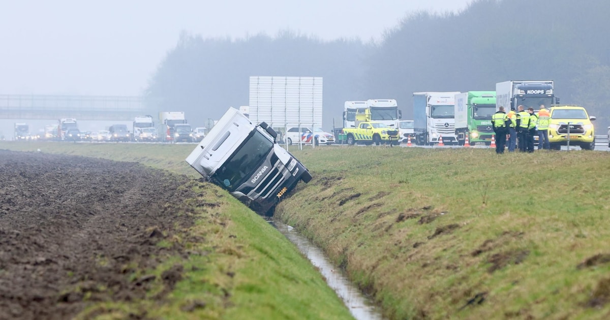 Vrachtwagen belandt in de sloot naast de A6 bij Emmeloord