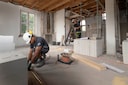 Dominic Gomez (l) en Bryan Kraag aan het werk in hun nieuwe wooncomplex.