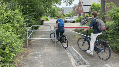Nieuwe sluis in Lochem moet fietsers weren, maar bewoners zien amper verschil: ‘Een wassen neus’