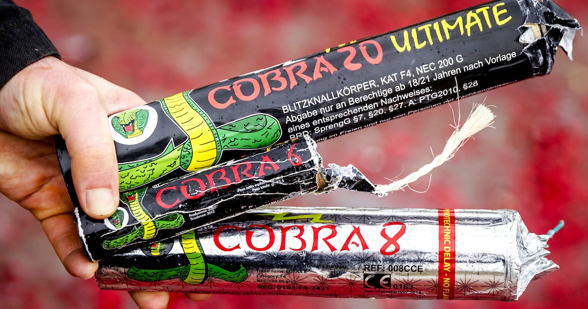 Winkelend publiek in Wezep bekogeld met explosieven: 15 jongeren krijgen gebiedsverbod