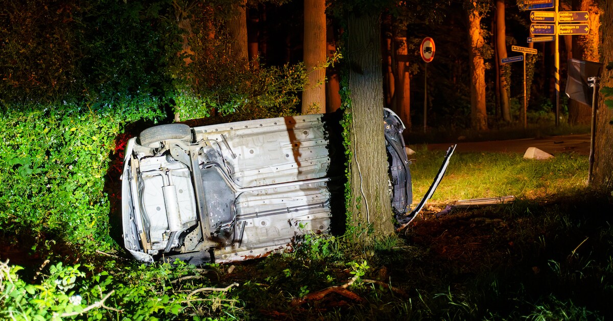 Auto lanceert op schrikblok en komt op zijkant tot stilstand in Ermelo