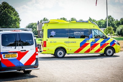 Fietser komt in botsing met paardentrailer in Emmer-Compascuum