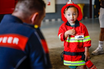 ‘Ik ben nu groot’: Owen (2) verruilt zijn speen voor een helm en een dag vol brandweergeluk