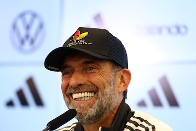 يورغن كلوب يدافع عن قائد المنتخب الهولندي فيرجيل فان دايك قبل مباراته الأولى