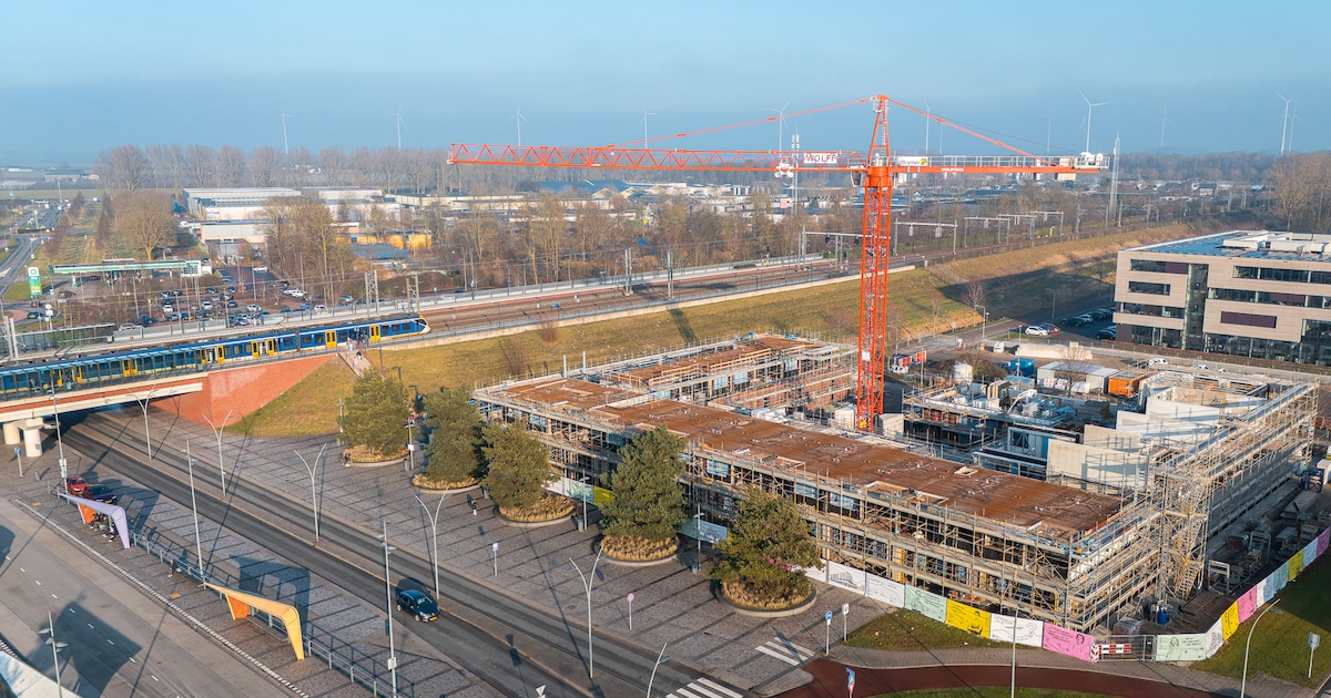 Nieuwbouw aan Stationsplein in Dronten bereikt hoogste punt