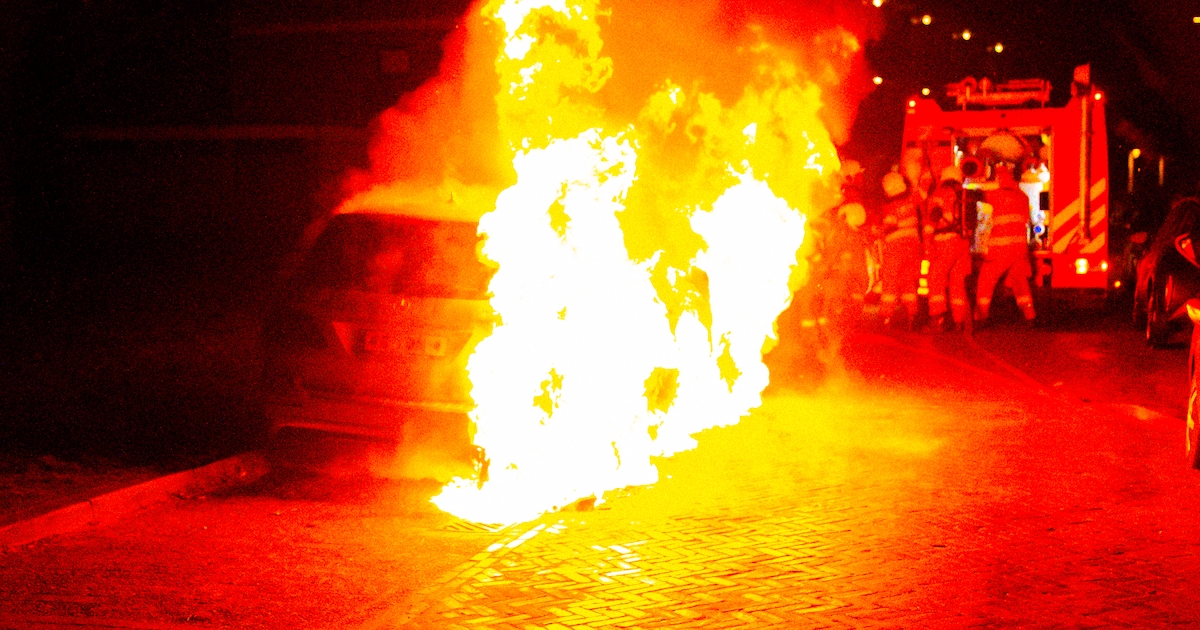 Geparkeerde auto gaat in vlammen op aan de Stellingwerfstraat in Arnhem