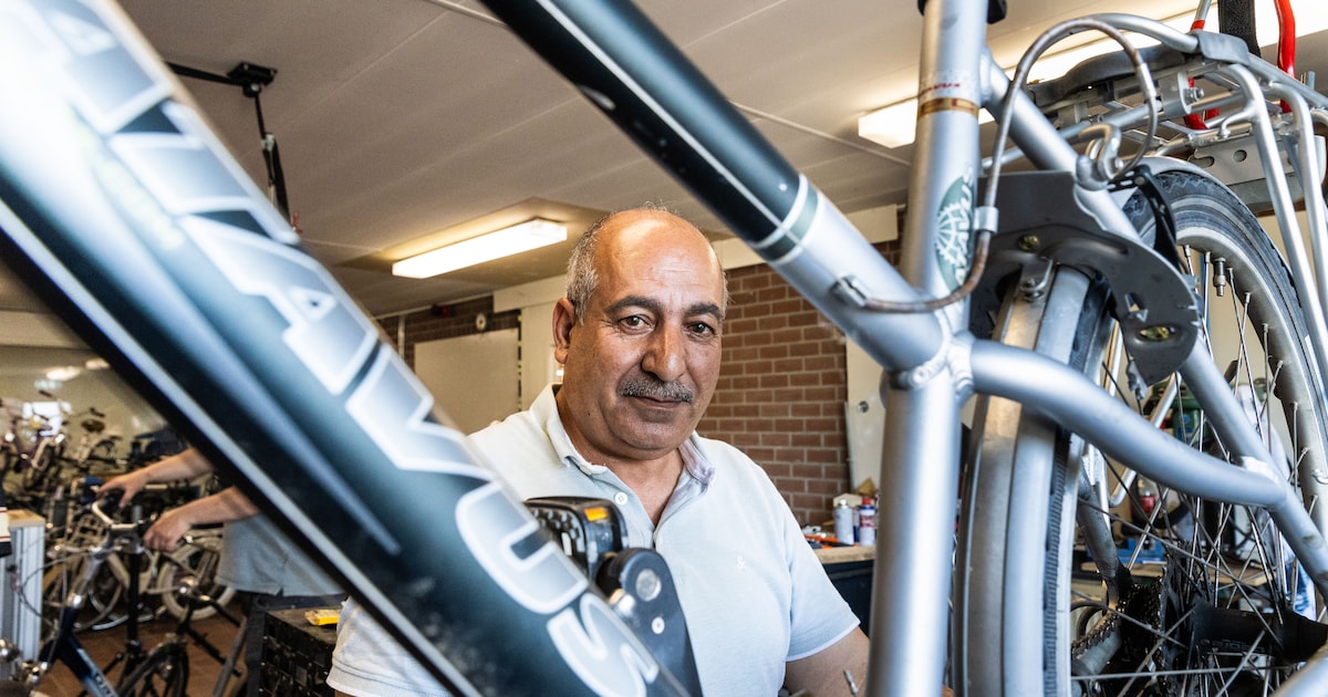 Van thuiszitten naar fietsen repareren: hoe deze werkplaats Alex en Shukri weer op weg helpt