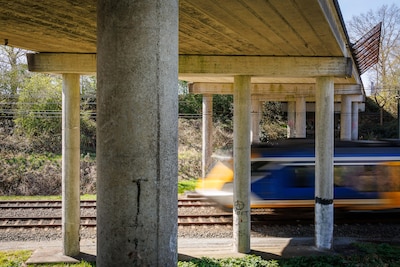 Heel zwaar transport mag even niet over brug bij Steenwijk, na onderzoek naar kwetsbaarheid viaducte