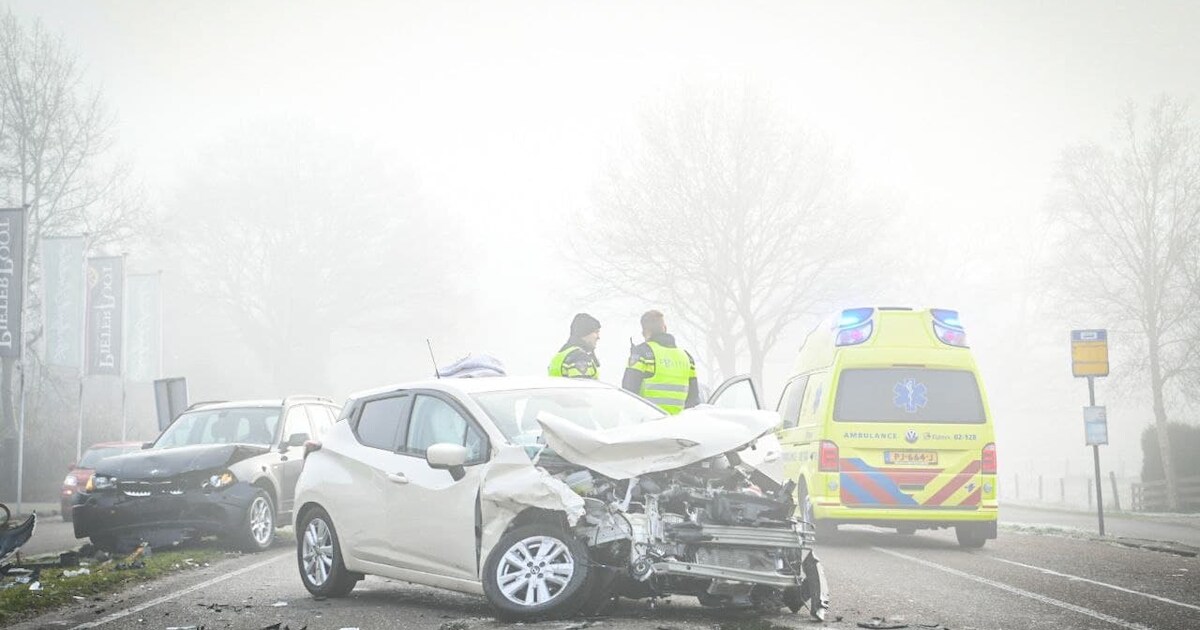 Gewonden bij frontale botsing in De Blesse, Steenwijkerweg afgesloten