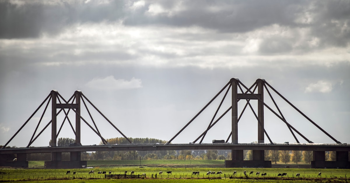 Prins Willem Alexanderbrug bij Beneden-Leeuwen sluit twee nachten deels voor inspecties