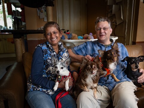 Kamal en Bas Wesselink uit Swifterbant mogen van de gemeente Dronten niet meer dan vier honden houden: „Dat vinden we vreemd.”