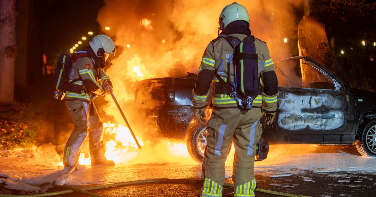 Auto staat brandend op de weg in Deventer, vuur blijkt lastig te blussen