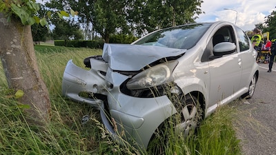 Automobilist gewond na crash tegen boom in Doetinchem