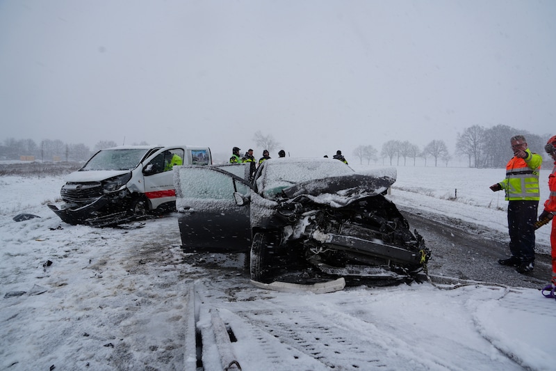Frontale botsing op N35: bestuurder van auto naar ziekenhuis