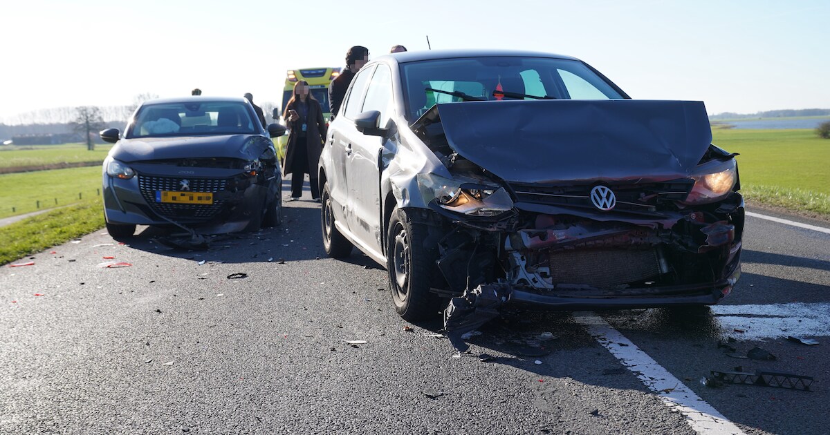 Grote schade bij kop-staartbotsing op N337 bij Olst | Regio | De Stentor.nl