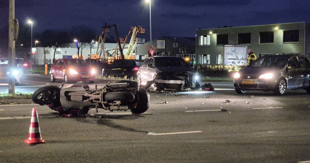 Motorrijder onderuit na aanrijding met auto op kruispunt in Almere